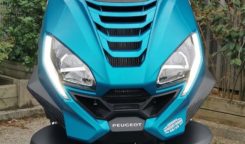 Scooter bleu Peugeot de face